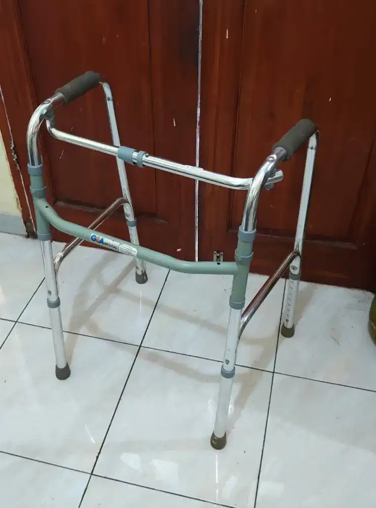 Tongkat jalan 4 kaki