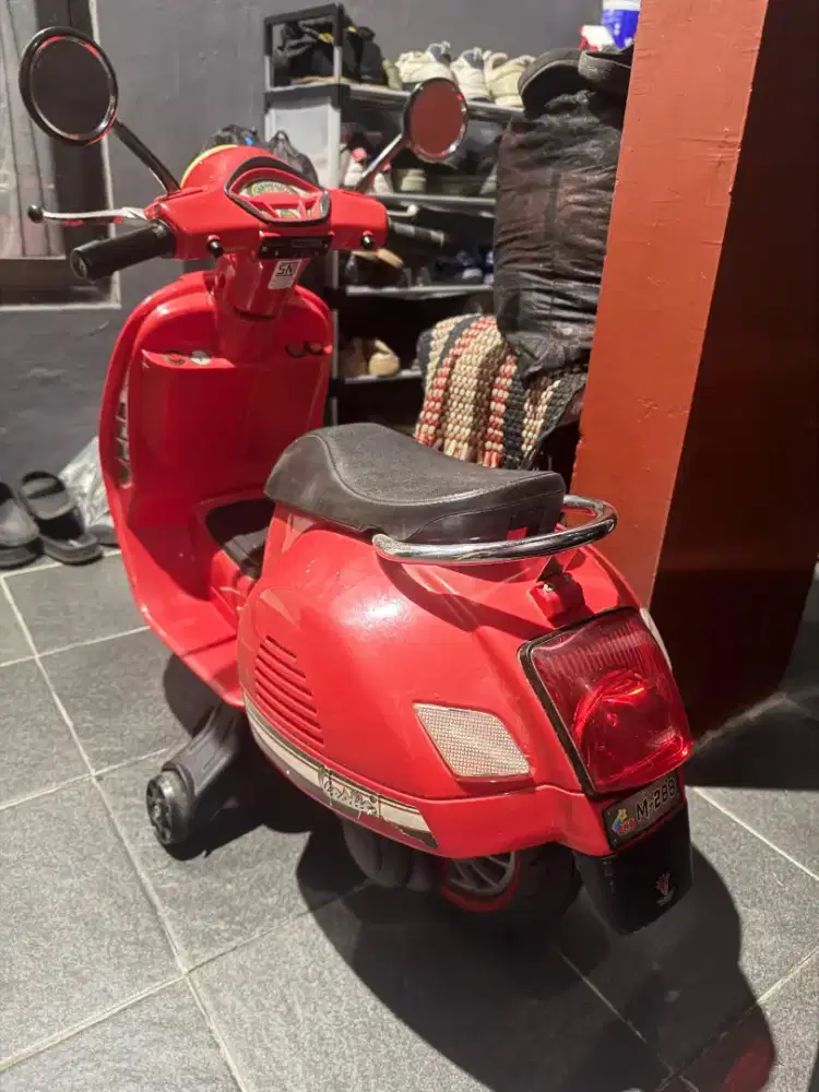 Sepeda aki anak warna merah