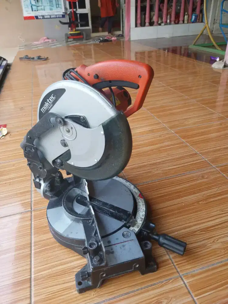 Mesin potong aluminium
