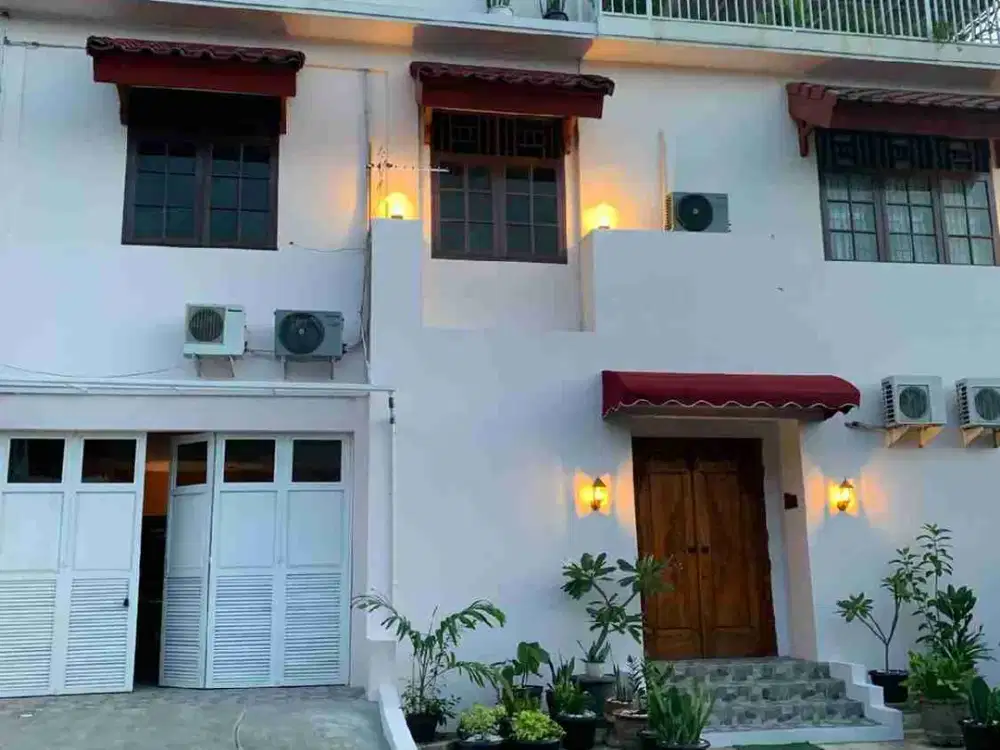 Rumah Hook Tiga Lantai Plus Swimming Pool Cipinang Indah