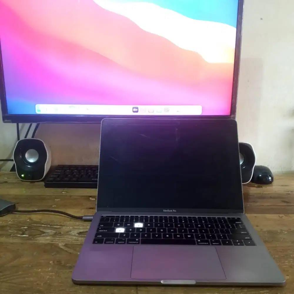 Macbook Pro 13 inch 2017 core i5 Ram 8 GB SSD 128 GB MINUS