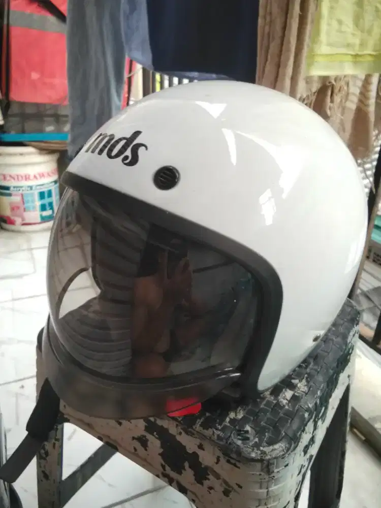 Helm imut kaca dalam