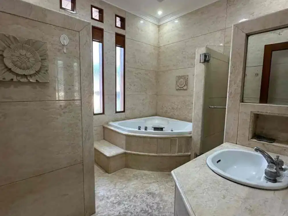 Dijual / Disewa rumah siap huni di Taman sakura indah - soekarno hatta 

LT : 275 m2
LB : 350 m2
KT : 4 + 2
KM : 3 + 1
2 Lantai 
Air : Sumersible
Listrik : 5500w
hadap : Timur
semi furnish 
SHM 
harga jual : 3,6M 
harga sewa : 75 jt 
(min 2 thn ) 

LC