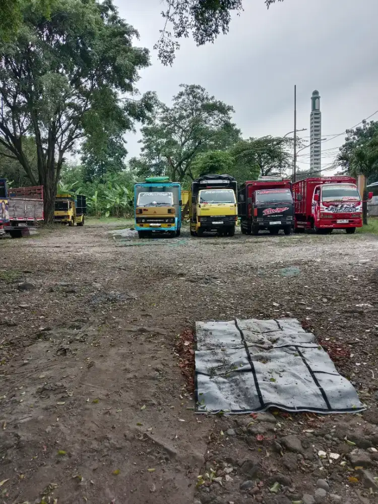 Sewa truk angkutan barang