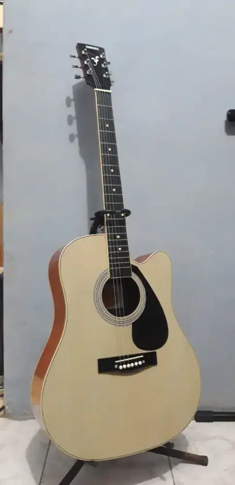 Gitar akustik jumbo tanambesi