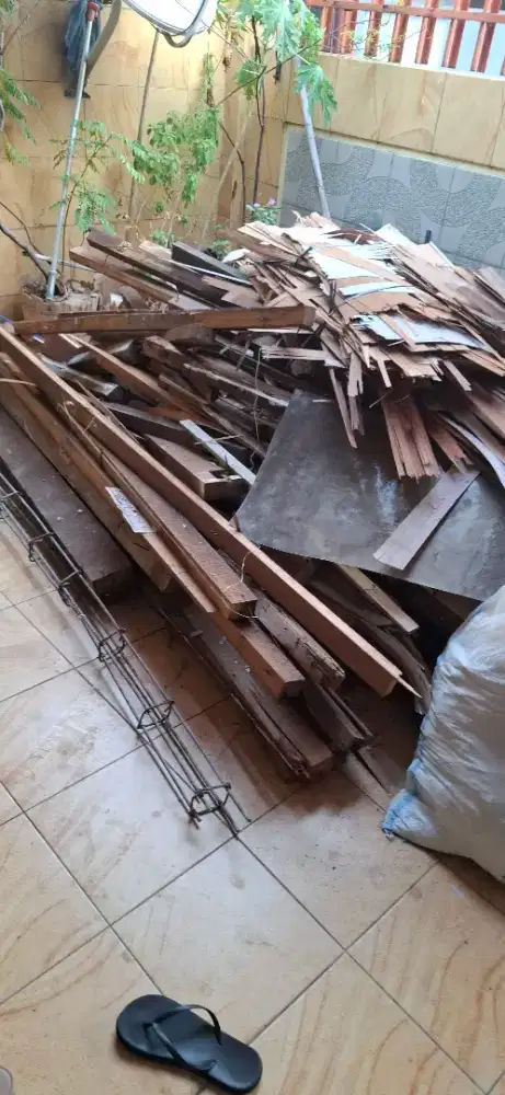 Kayu Kaso bekas plafon dan Puing