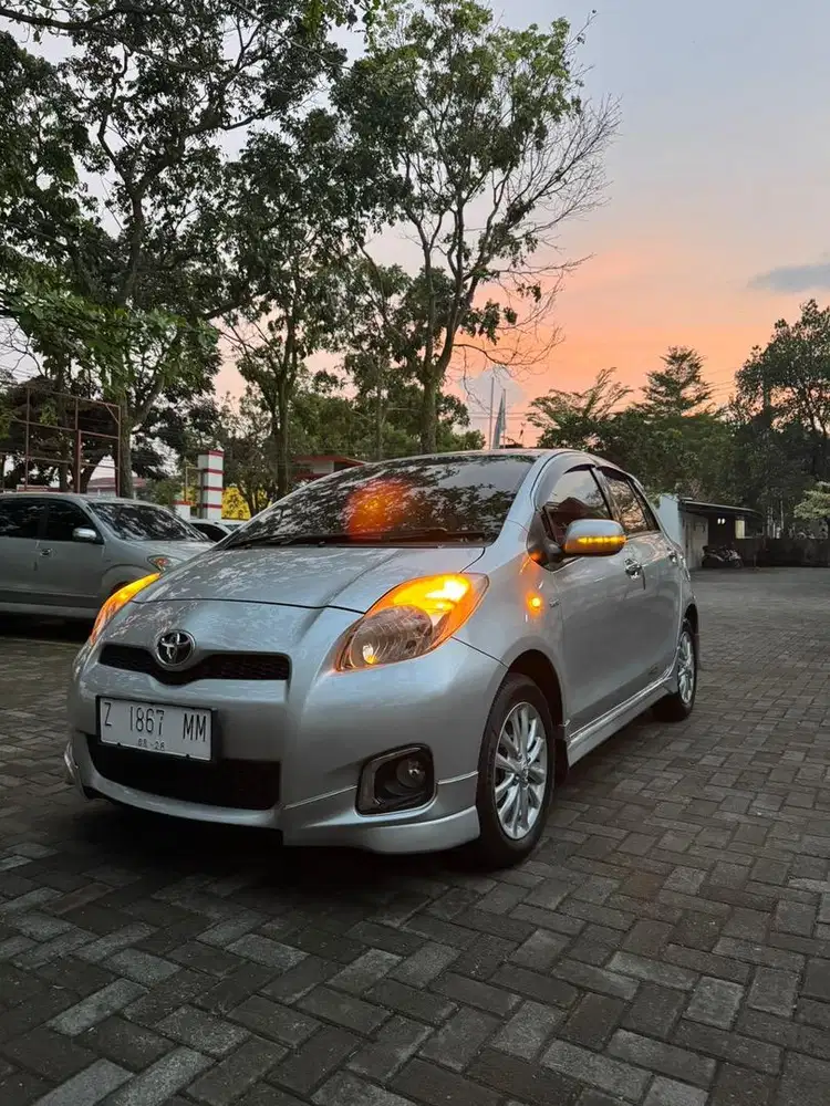 Toyota Yaris E MT 2013 mulus rahayu manual silver terawat antik