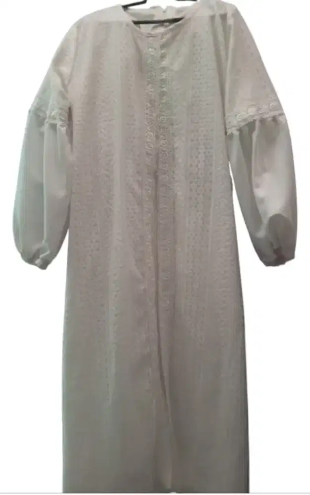 Baju muslim wanita putih