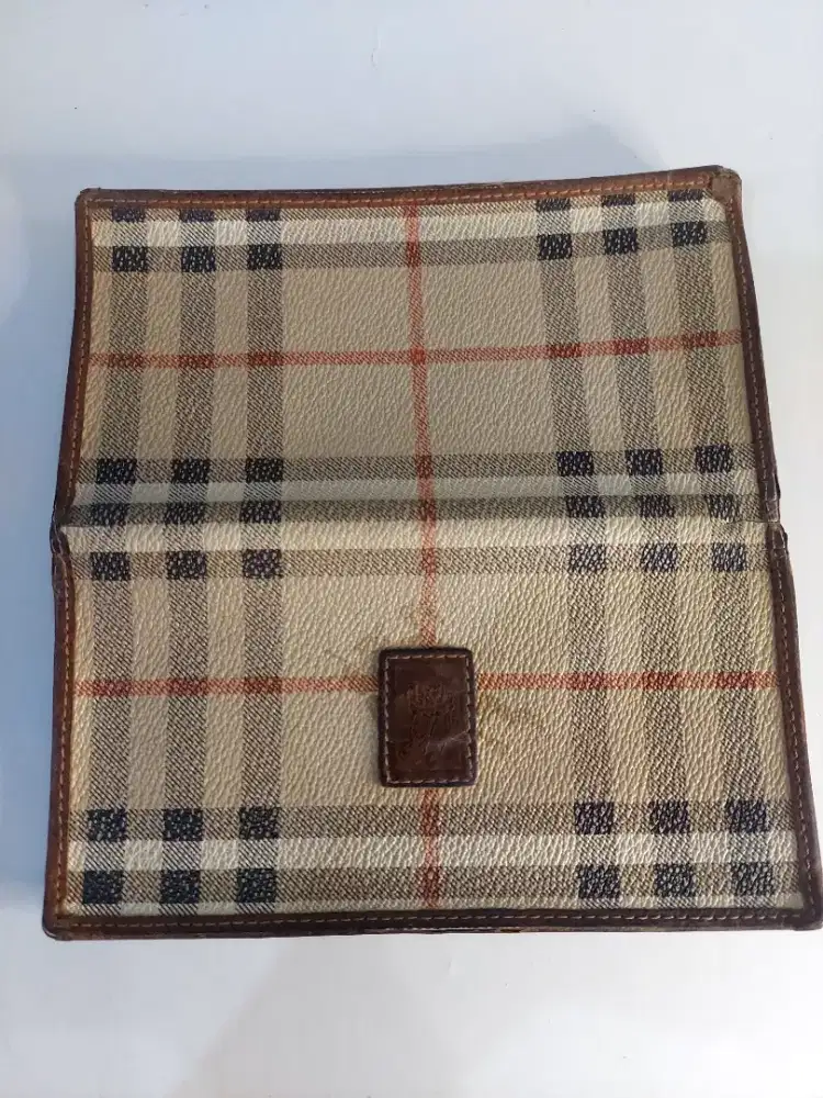 Preloved dompet kulit burberrys ada minus dikit