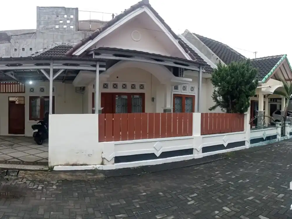 Rumah siap huni di plemburan dekat sekolah Al Azhar, UGM, hotel hyyat
