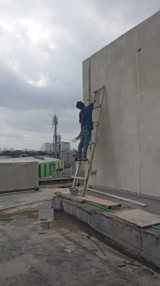 Perbaikan atap rumah bocor