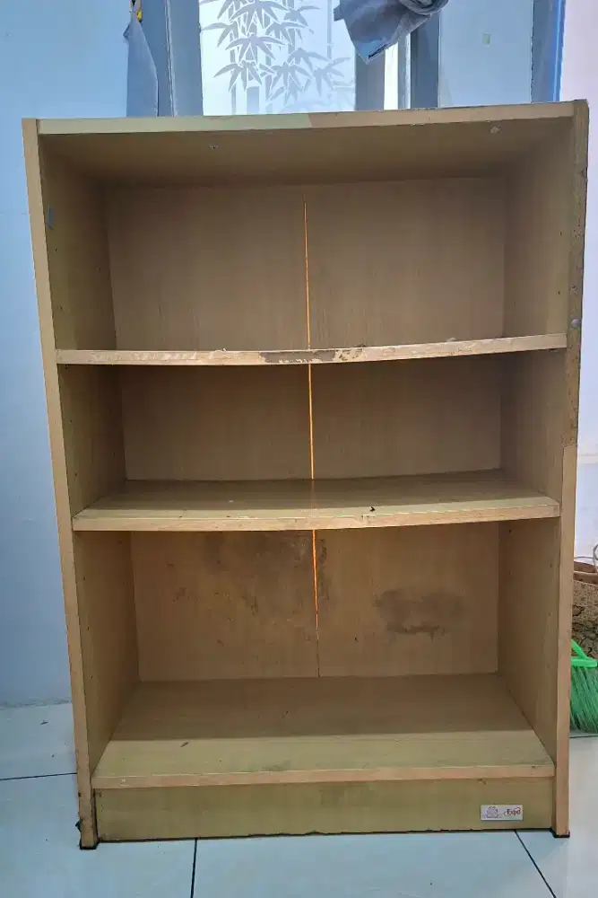 Jual cepat meja dan rak buku bekas pakai