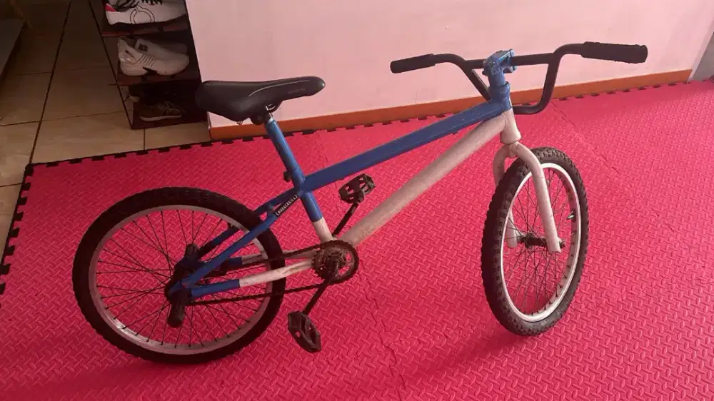 Sepeda anak biru hitam