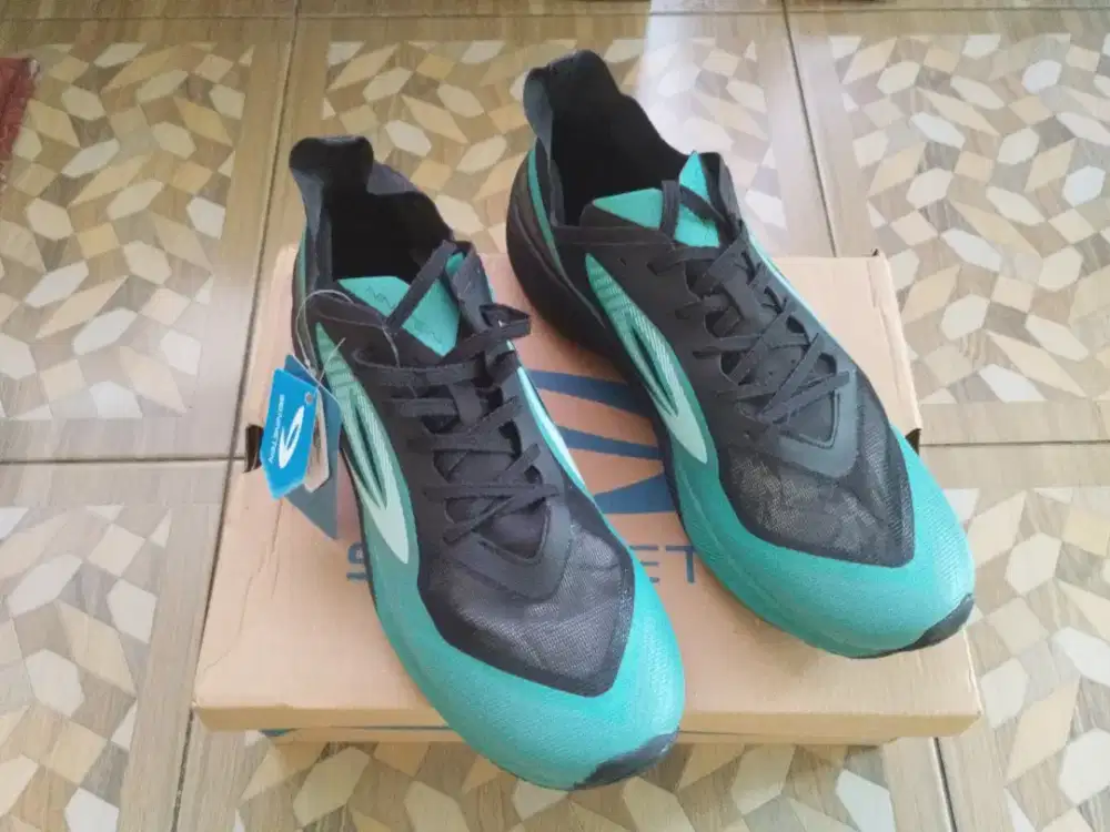 Sepatu Running 910 Haze 2.0 Warna Hitam/Hijau (size 43)