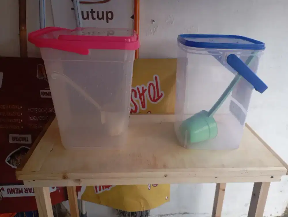 Sepasang Kontainer minuman