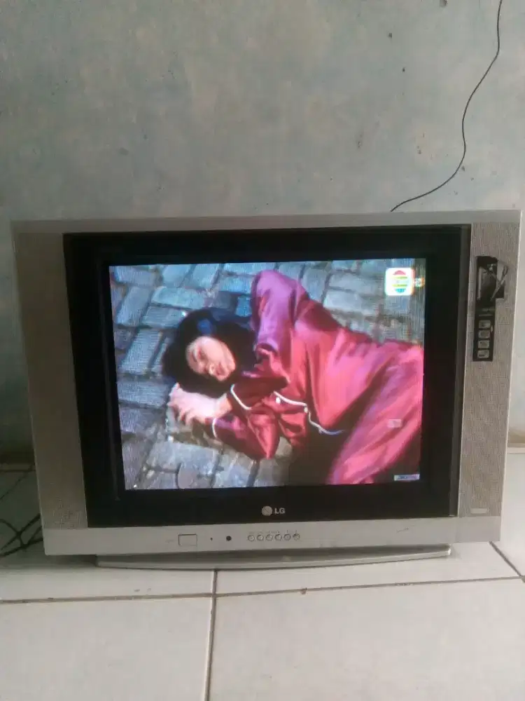 Tv LG 21 inch kondisi hidup. harga di nego aja