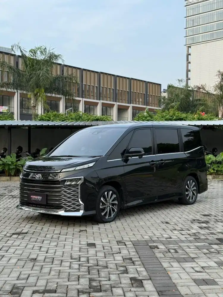 Toyota Voxy Nik 2023 Hitam Mint Condition Elgrand Serena HWS