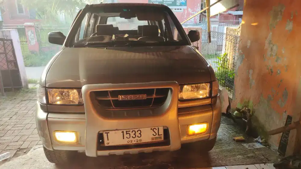 Isuzu Panther Touring 2002