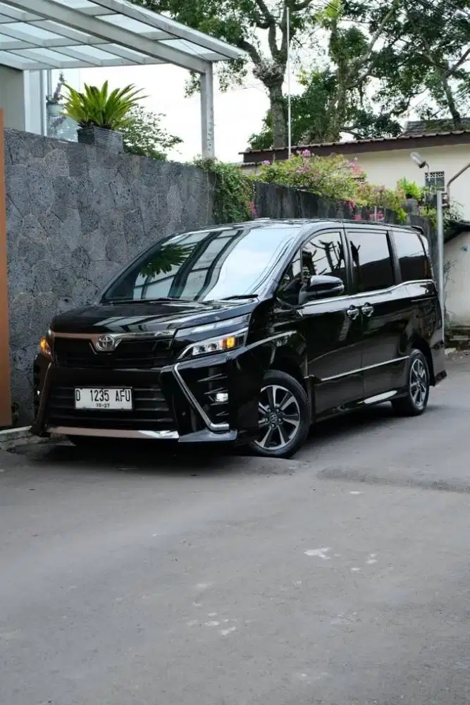 LOW KM // TOYOTA VOXY 2.0 AT 2017