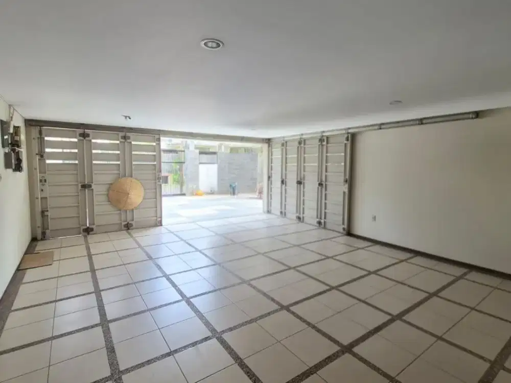 RUMAH SECOND MINIMALIS SPLIT LEVEL SUPER TERAWAT SIAP HUNI FURNISHED DHARMAHUSADA INDAH