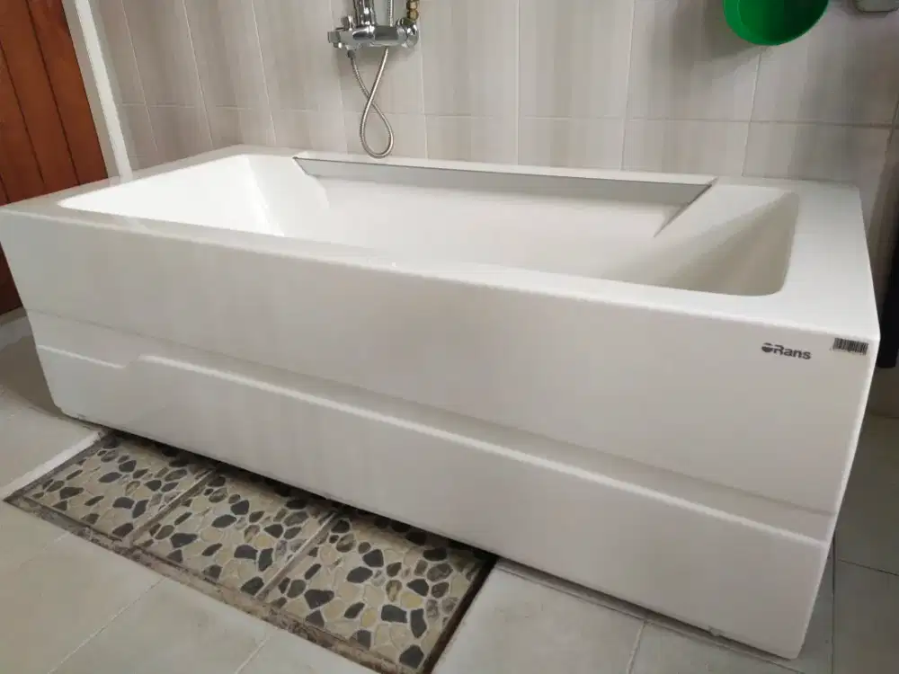 Bathtub kamar mandi