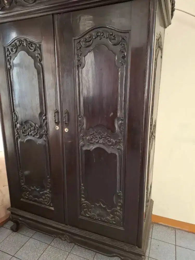 Lemari kayu jati