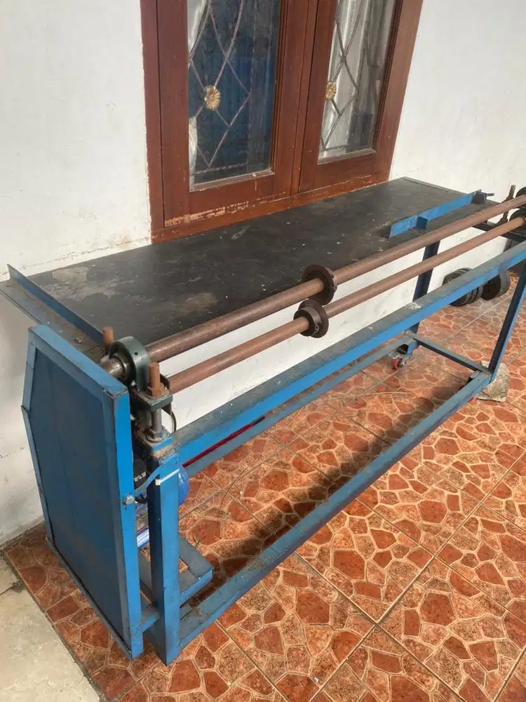 Alat pemotong kardus dan pencetak kardus
