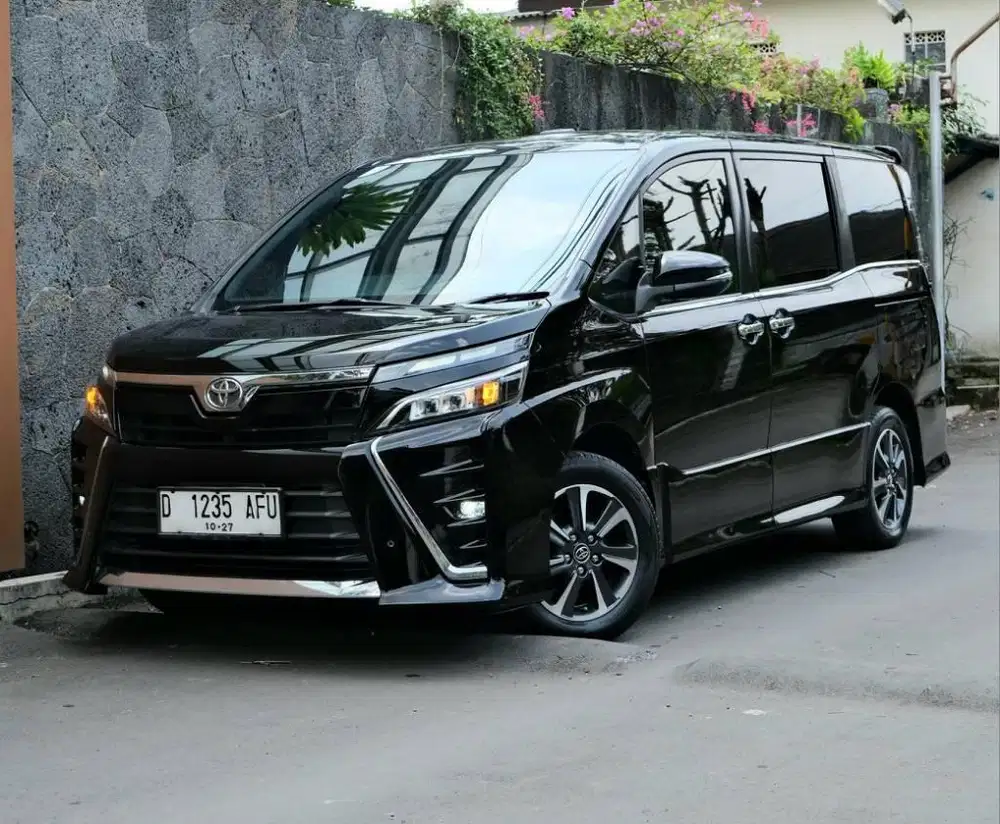 Toyota VOXY 2.0 AT 2017 LowKM 77rb RECORD TOYOTA BANDUNG
