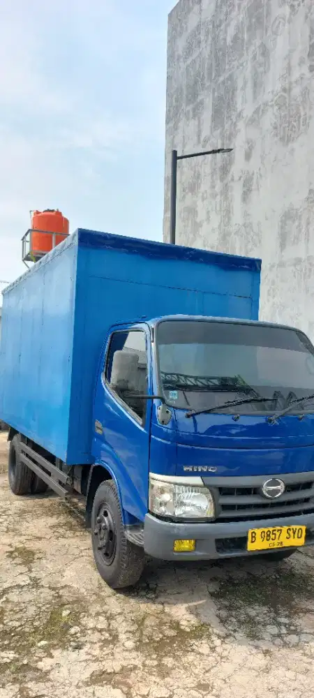Hino dutro bok besi 18 kubik ready siap pake