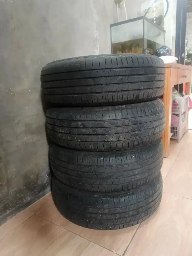 Ban Dunlop SP sport Lm705 kondisi 90% (harga untuk 4pcs) 1set