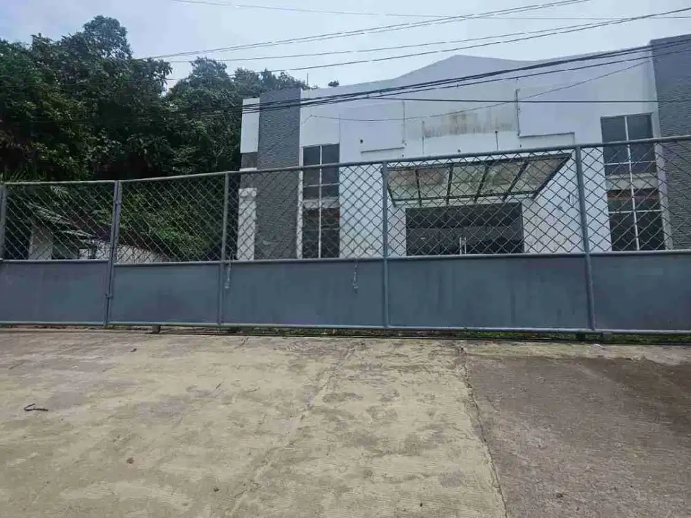 Disewakan gedung showroom beserta gudang dan kantor yang strategis di Samarinda