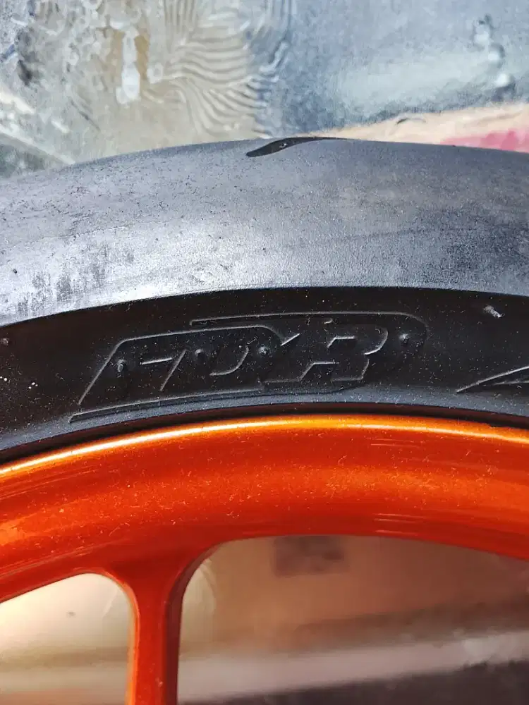 Ban motor bekas