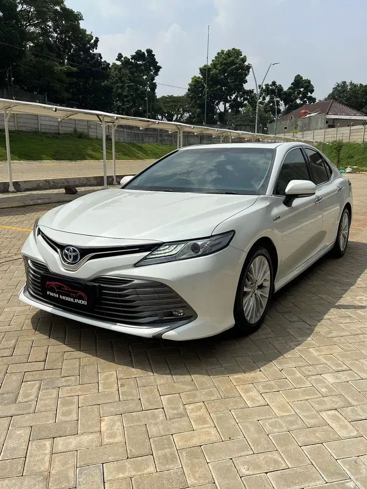 Toyota camry 2.5 hybrid AT 2020 warna putih, jarang ada