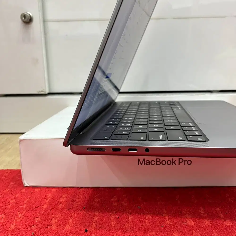 MacBook Pro 14 inch, M3 2023 RAM 8/512GB second Fullset mantap