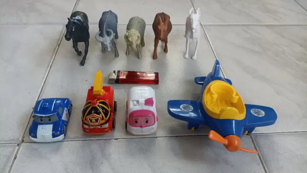 Miniatur hewan dan mobil-mobilan