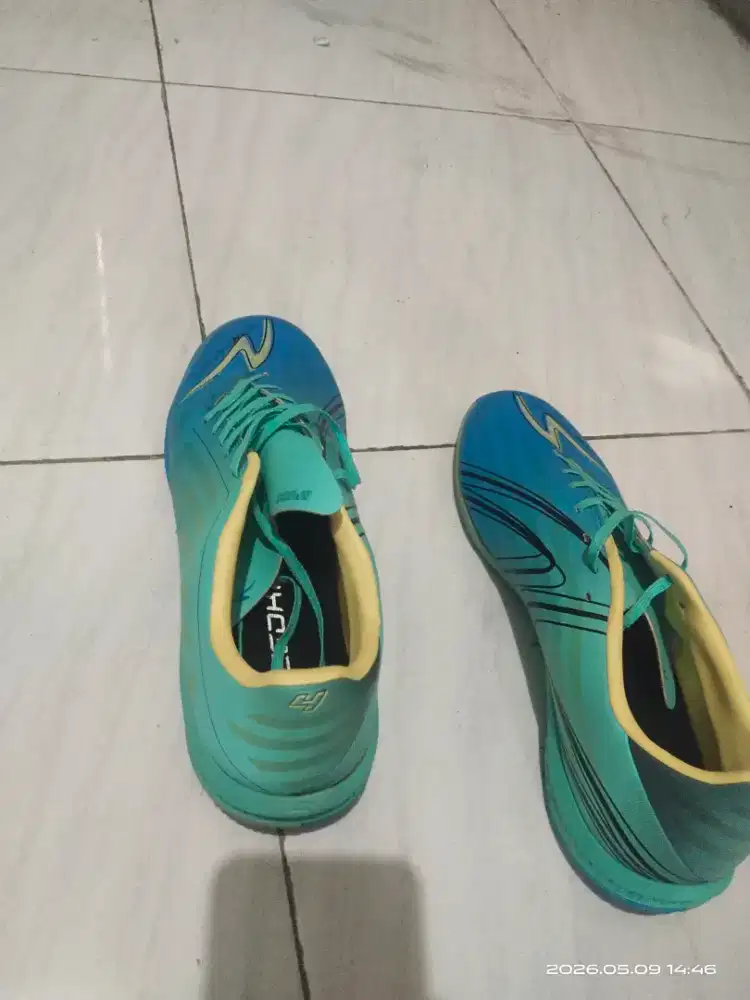 Sepatu futsal speed