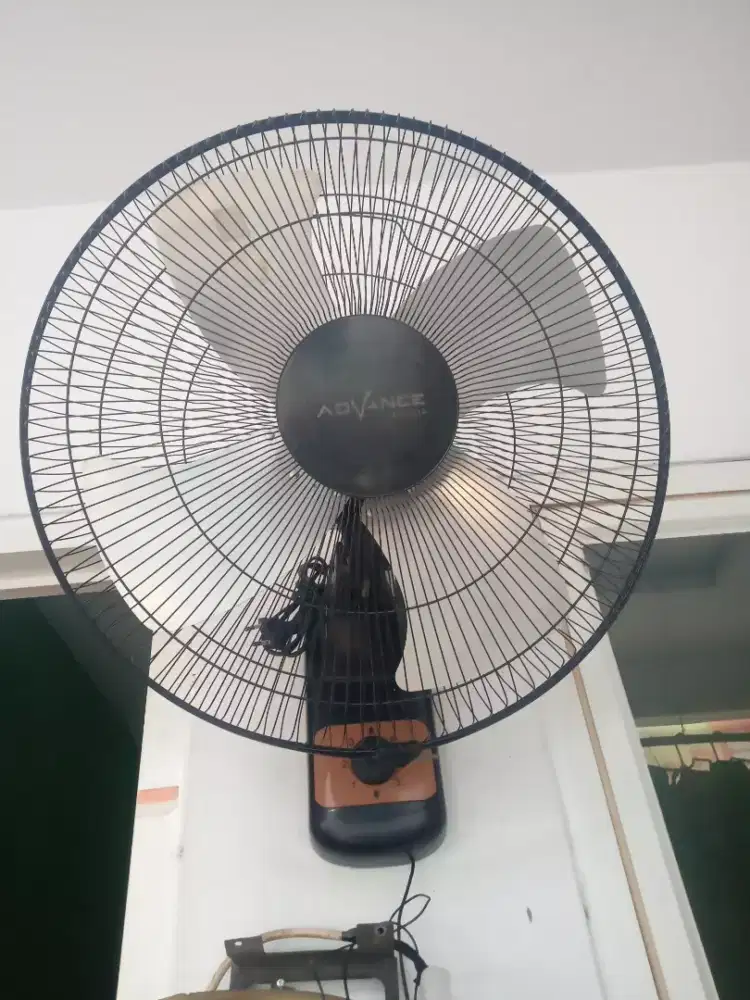 Kipas angin dinding 18 inch advance tornado normal nego tipis