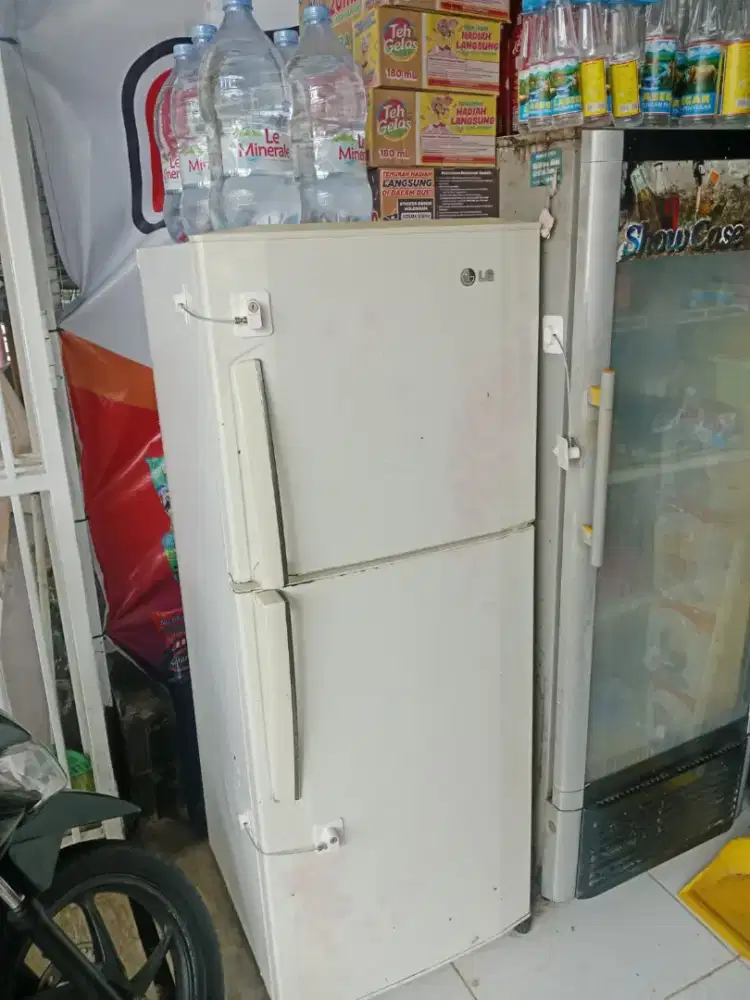 KULKAS 2 PINTU BEKAS MASIH BAGUS