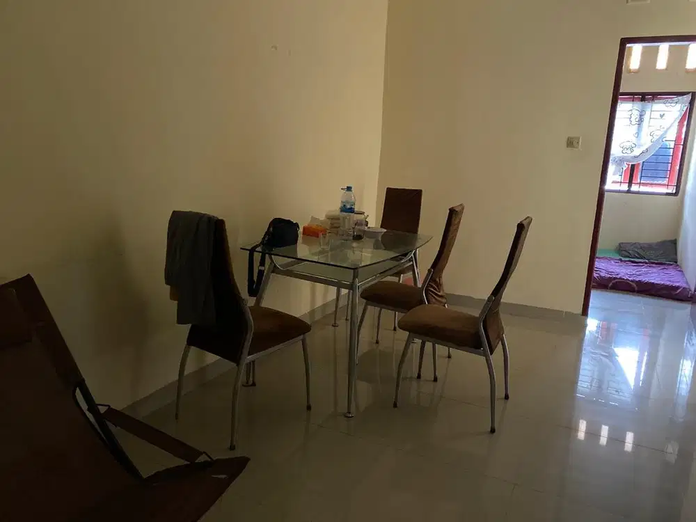 Meja makan dan kusi