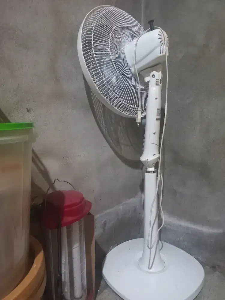 Kipas angin merk KRISS minus