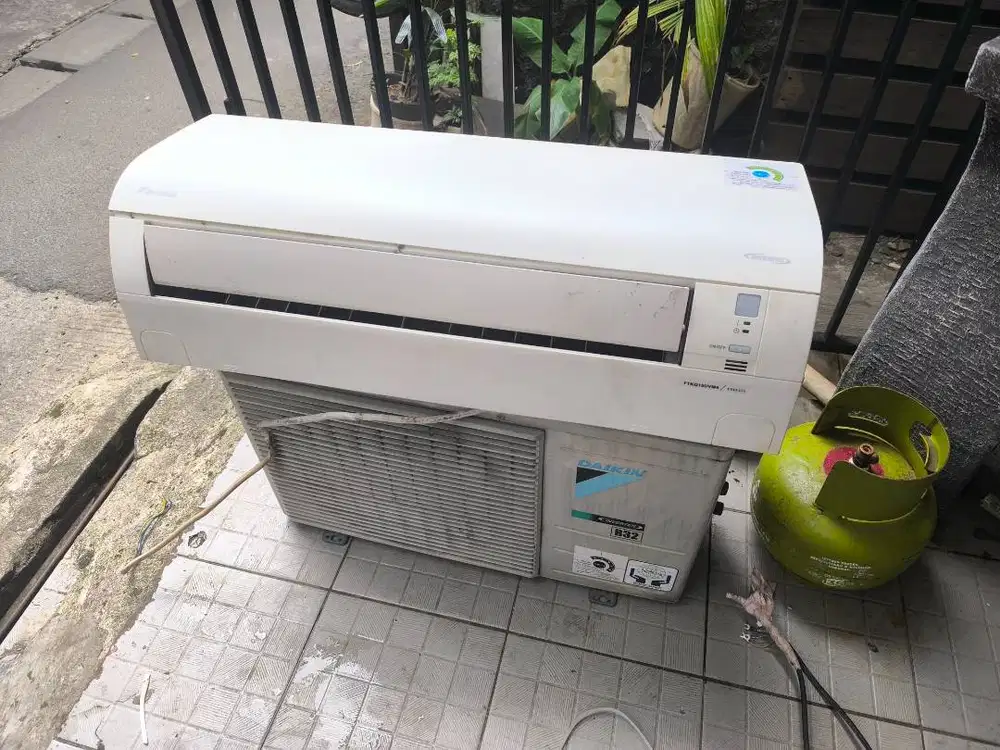 Jual AC Daikin Inverter Bekas 1/2 PK