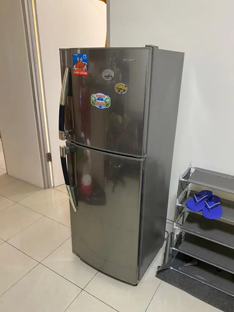 Kulkas dua pintu kecil SHARP grey