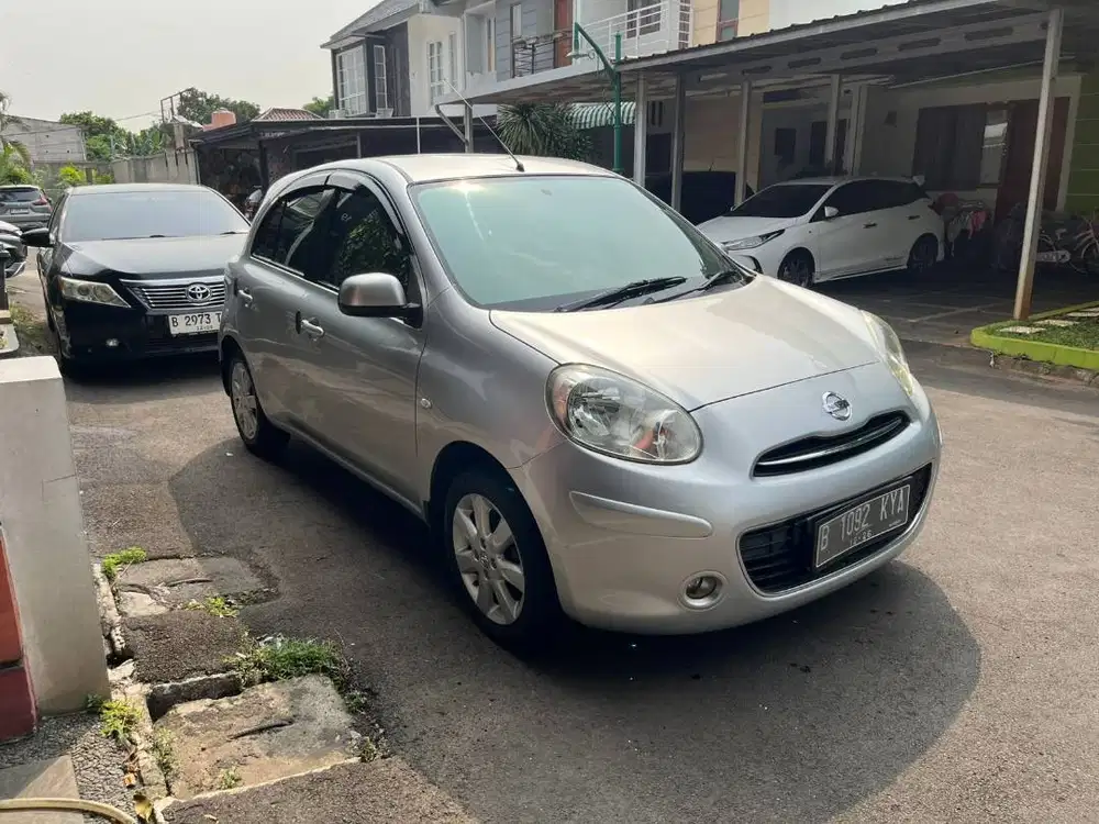 Nissan March 2011 Silver 1.2 AT