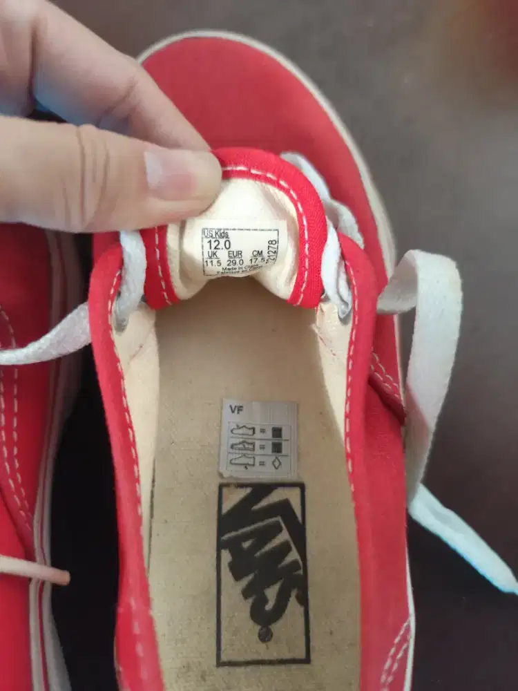 Sepatu anak Vans merah