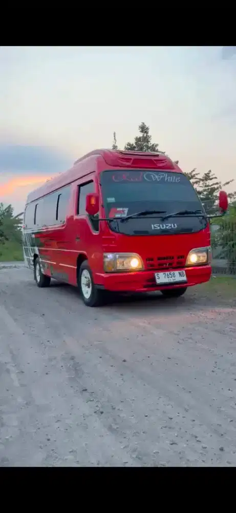 Isuzu elf 2015 microbus