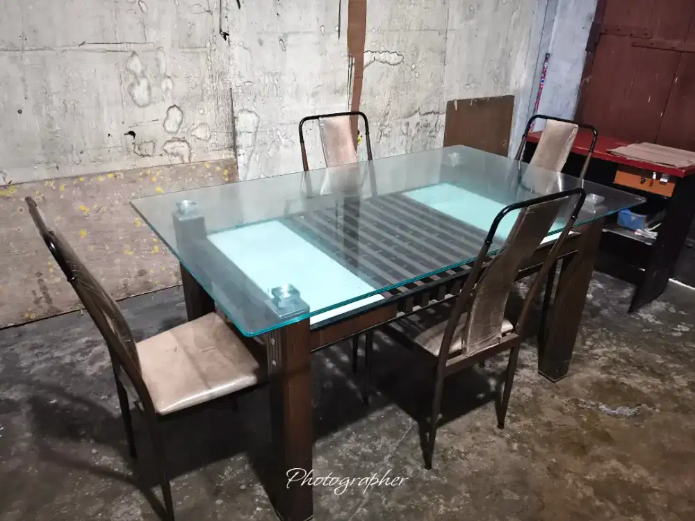 Meja Makan besi Tempered glass
