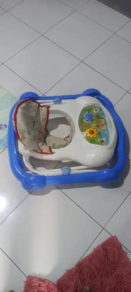 Baby walker anak kondisi normal