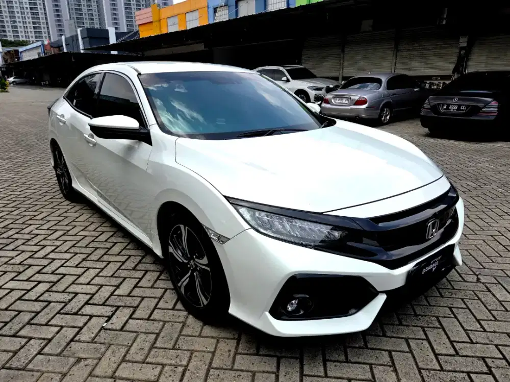 Honda Civic 1.5 Turbo Hatchback AT white 2018 km 40rban SIAP PAKAI