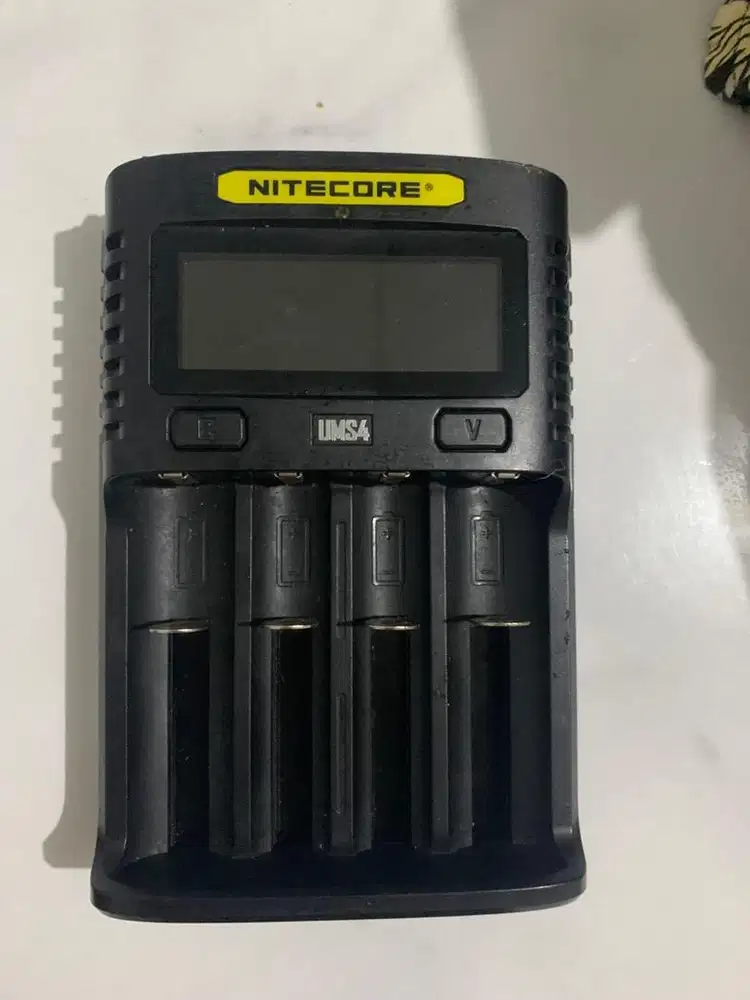 Casan baterai merek nitecore ada 2 pcs sesuai foto