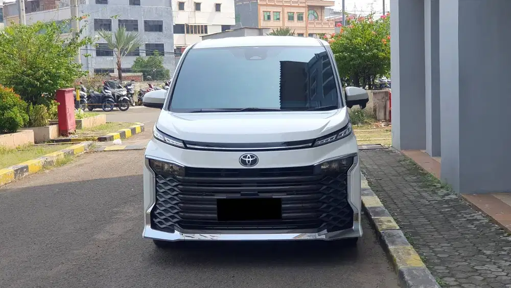 Toyota Voxy 2.0 CVT TSS Camera360 AT Putih 2023 Like New Low Km Record